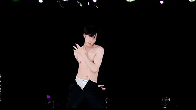 EXO-ONE Adlı Modelin Canlı XXX Sohbeti