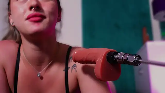 LucyLextonX XXX чат на живо
