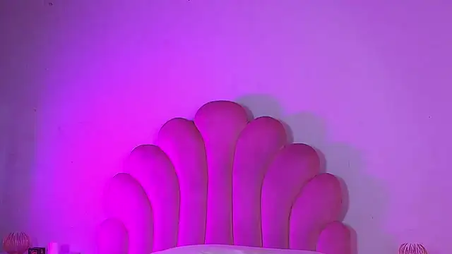 MiaColucci18's Live XXX Chat