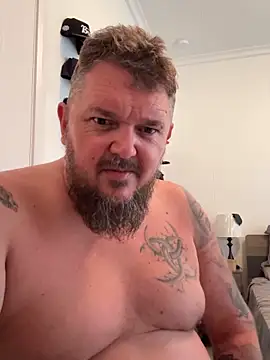 دردشة TatooedBear الجنسية المباشرة