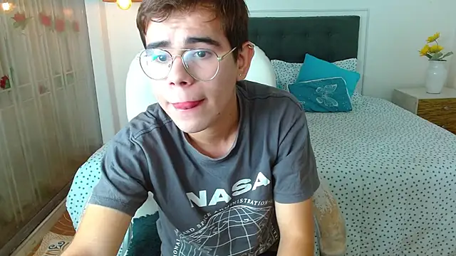 jack__tomas: διαδικτυακό σόου στην κάμερα