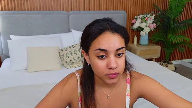 Luna_Cortier Adlı Modelin Canlı XXX Sohbeti