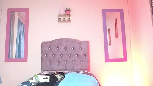 naya_10's Live XXX Chat