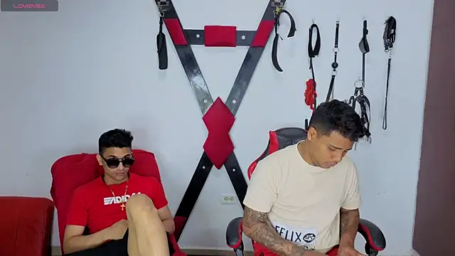 Alejandro_and_Deiby's Live XXX Chat