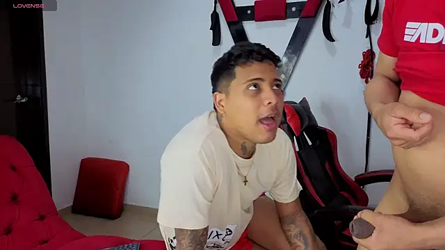 Alejandro_and_Deiby's Live XXX Chat