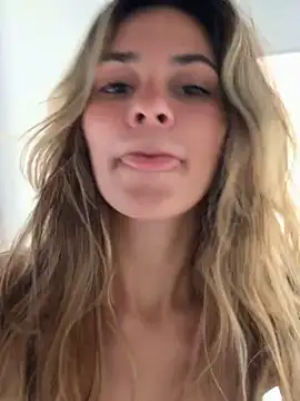 Онлайн чат XXX cuteluci_