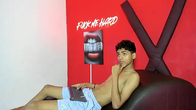 TWINKS_FRIENDS' Live XXX Chat