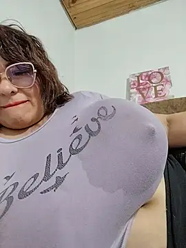 XXX chat uživo modela AlexxiaaMat