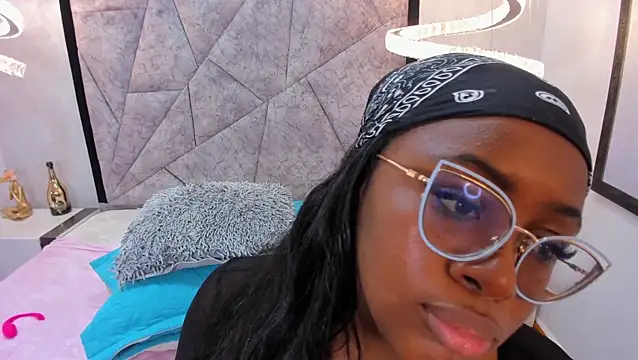 ZoeBrowns Adlı Modelin Canlı XXX Sohbeti