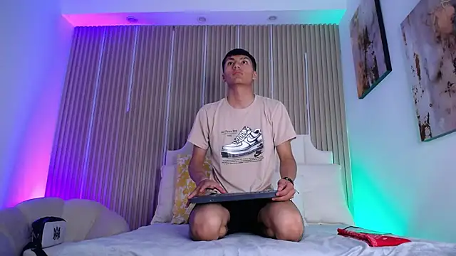 XXX chat uživo modela AdrianStark_