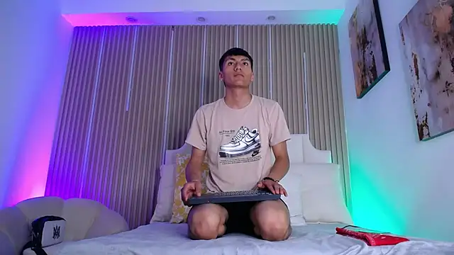 Онлайн чат XXX AdrianStark_