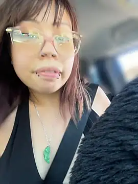 XXX chat uživo modela moan4mona
