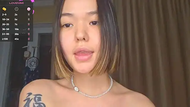 XXX chat uživo modela PeachyNoirra
