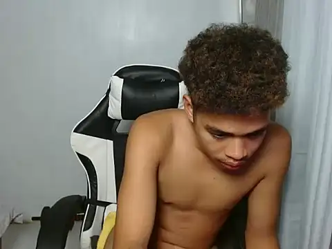 XXX chat uživo modela curlyasian_njxx