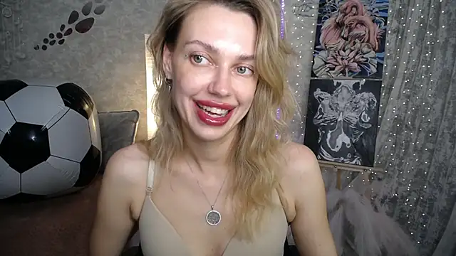 XXX chat uživo modela NickyAdamidi