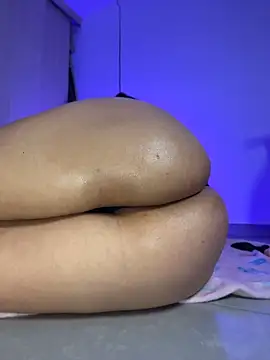 MiaMillers28's Live XXX Chat