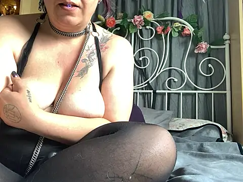 Buzi-Nymph's Live XXX Chat