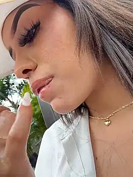 XXX chat uživo modela MystiqueXXX