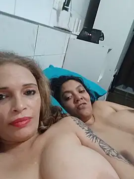 2Juicy_pussy's Live XXX Chat