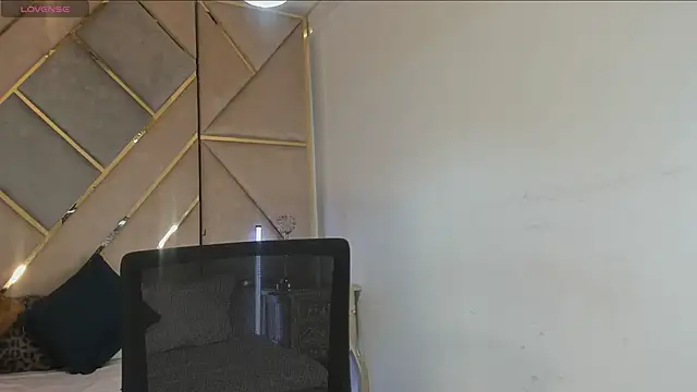MikaelaStone Adlı Modelin Canlı XXX Sohbeti