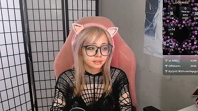 XXX chat uživo modela SaxonDibs