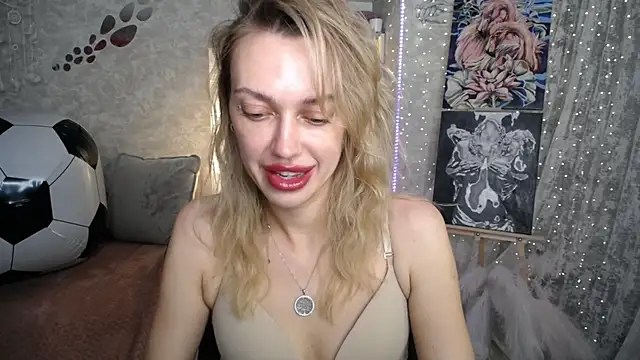 XXX chat uživo modela NickyAdamidi
