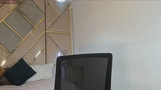 MikaelaStone Chat XXX in diretta