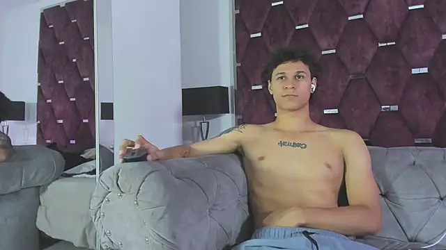 XXX chat uživo modela TonyBenedetti