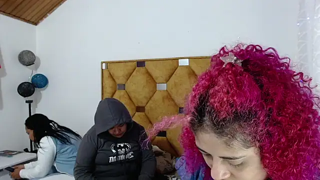 HOTTGIRLSCURVYS' Live XXX Chat