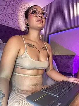 Chat +18 de EMILYY_FOXY ao vivo