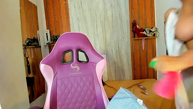Emily_Coper18 Chat XXX in diretta