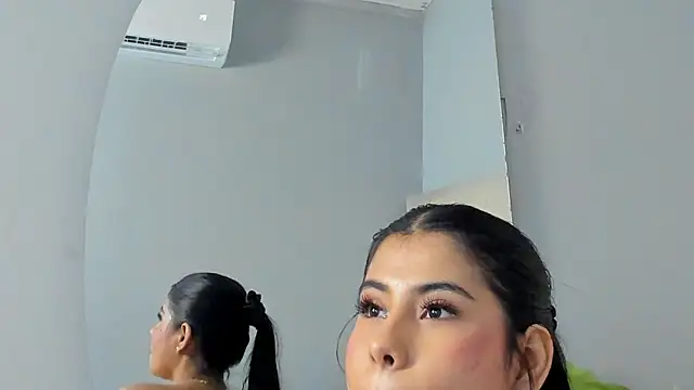 XXX chat uživo modela VioletBloomm