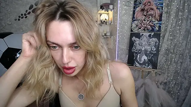 XXX chat uživo modela NickyAdamidi