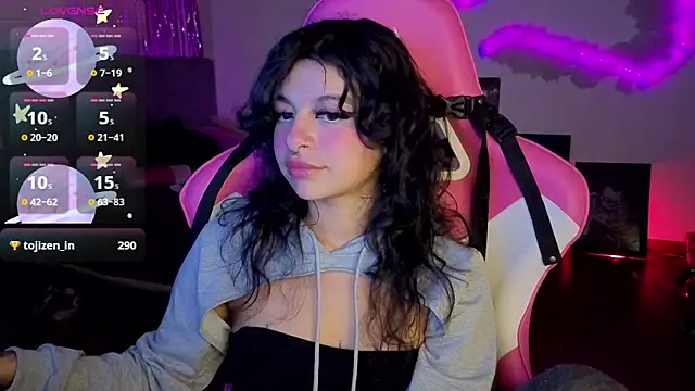 larah_uwu's Live XXX Chat