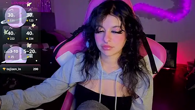 larah_uwu's Live XXX Chat