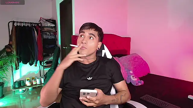 christianwang Adlı Modelin Canlı XXX Sohbeti