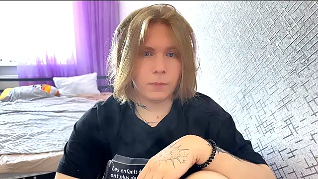 Hirtay élő XXX-chatje