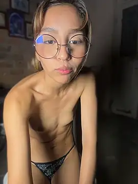coraline_Ro's Live XXX Chat