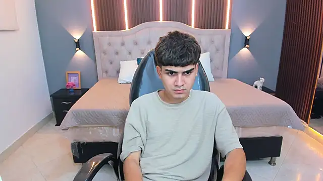 Chat XXX ao vivo de Tommy18__