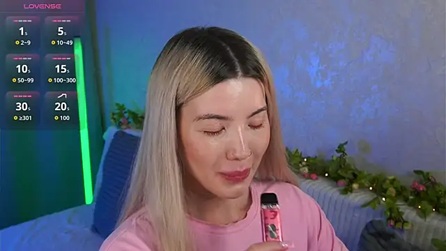LindaThackerr's Live XXX Chat