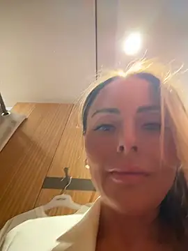 XXX chat uživo modela EmaSalis