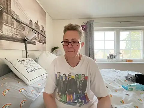 Curvy-Jinxn Live XXX chat