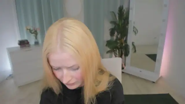 Chat +18 de Laly_Peach ao vivo
