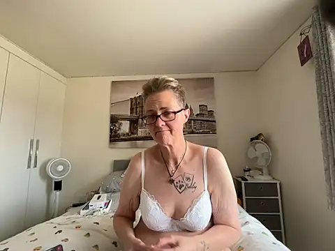 Curvy-Jinx live XXX chat