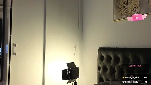 SophieTrner Adlı Modelin Canlı XXX Sohbeti