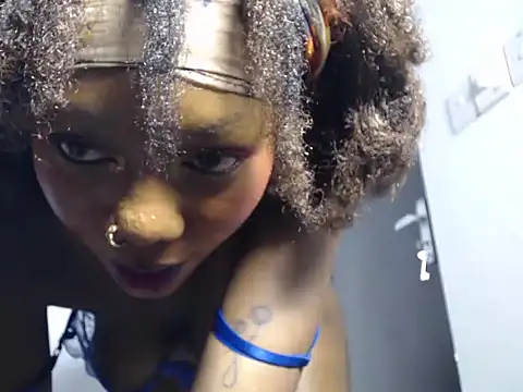 SpicyMackenzie22 Live XXX-chat