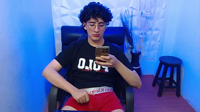 Elliot_23 élő XXX-chatje