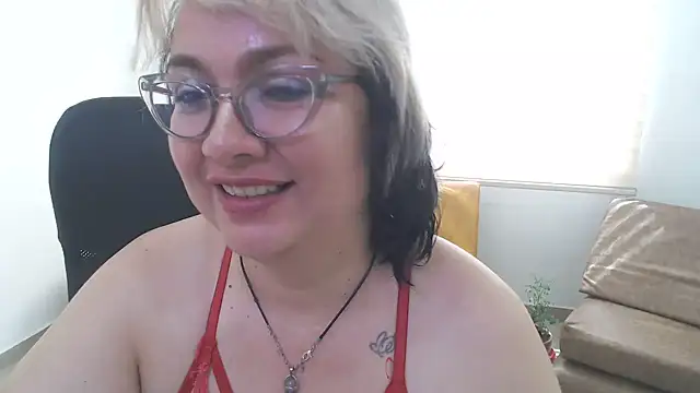 Chat +18 de AnyaLuxx ao vivo