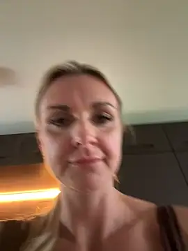 Bella-Tight Chat XXX live