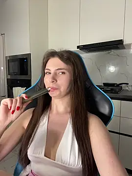 CurlyLara's Live XXX Chat